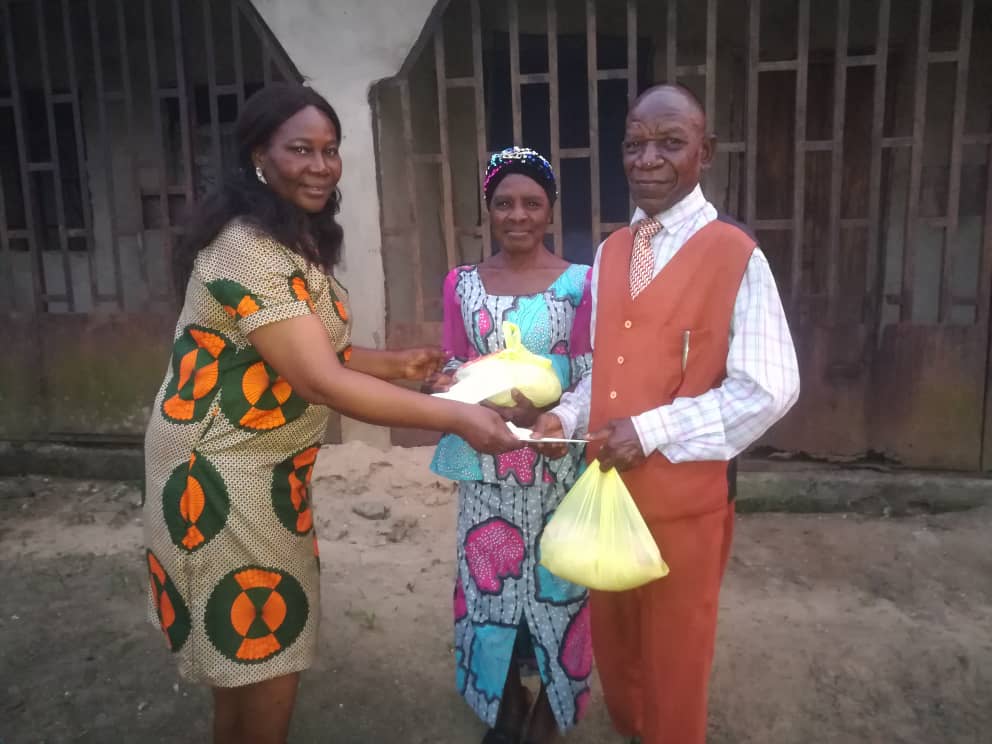 The Iyo chapter giving out gift items.