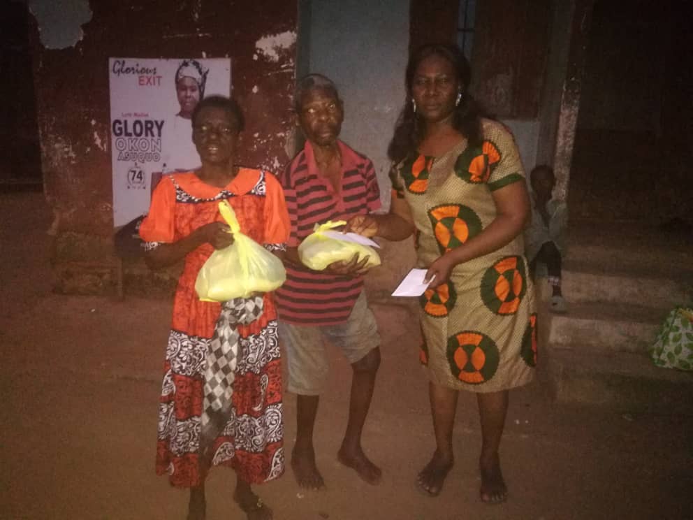 The Iyo chapter giving out gift items